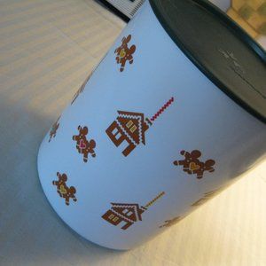 Tupperware Gingerbread Container.  Cookie Holder.
